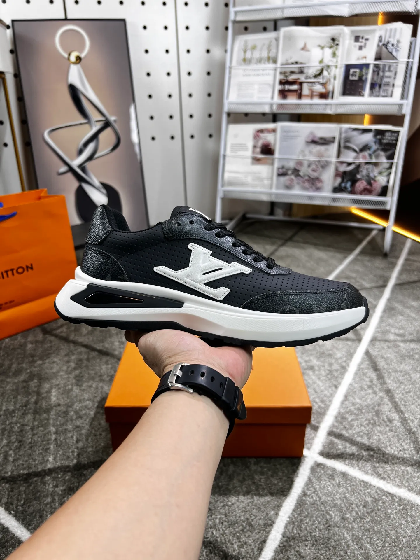 Factory price: 438 💰 LV new casual men's shoes 👉 👉 Fashionable and versatile, 💞 simple and elegant style, 🔊 made of imported cowhide, ☑️ breathable mesh lining, sheepskin feet, original wear-resistant rubber outsole, exclusive new style, actual shot, three colors available, code number: 38-44, (45 can be customized)